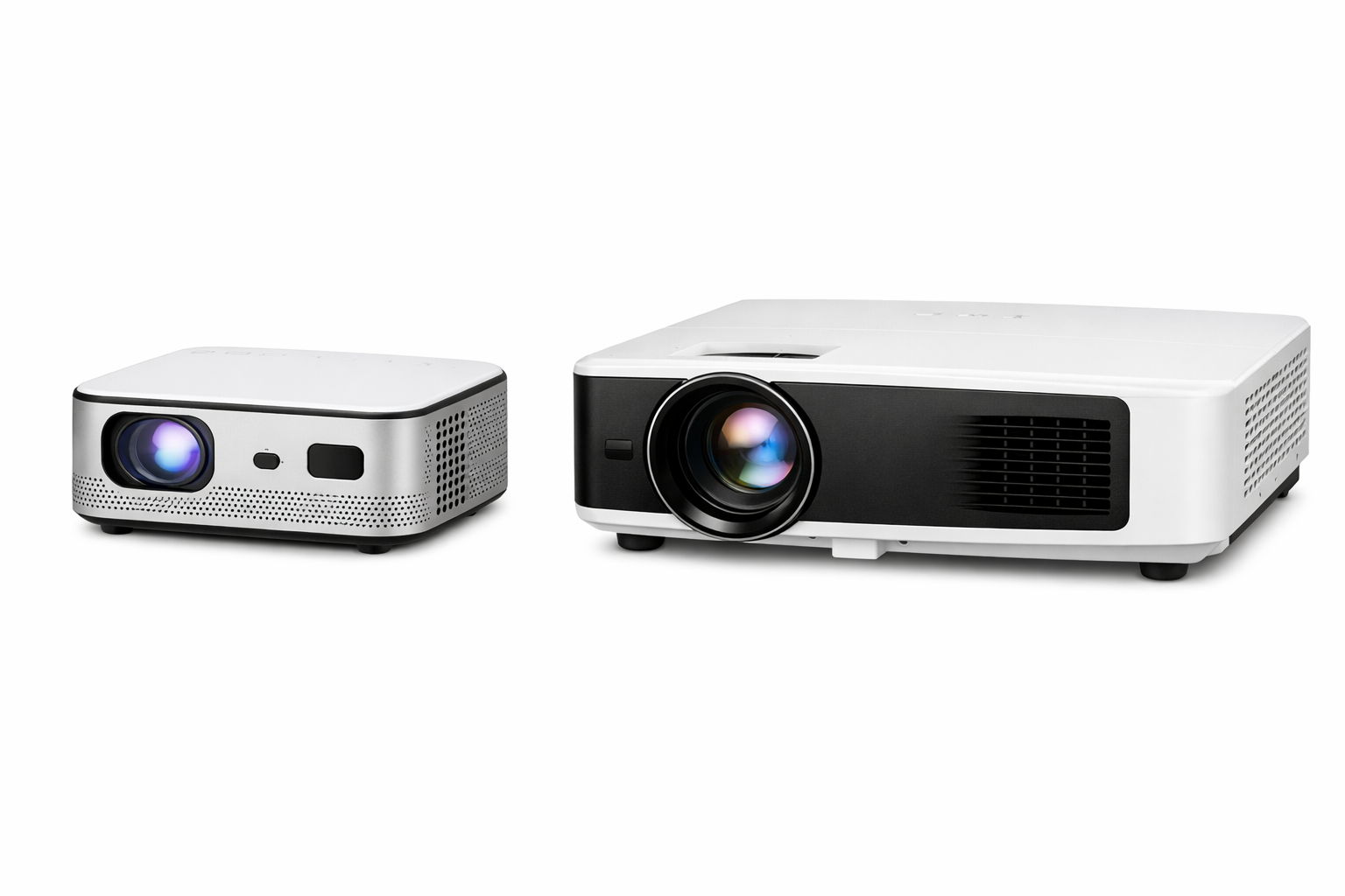 Mini Beamer und 4K Beamer im direkten Vergleich im Wohnzimmer